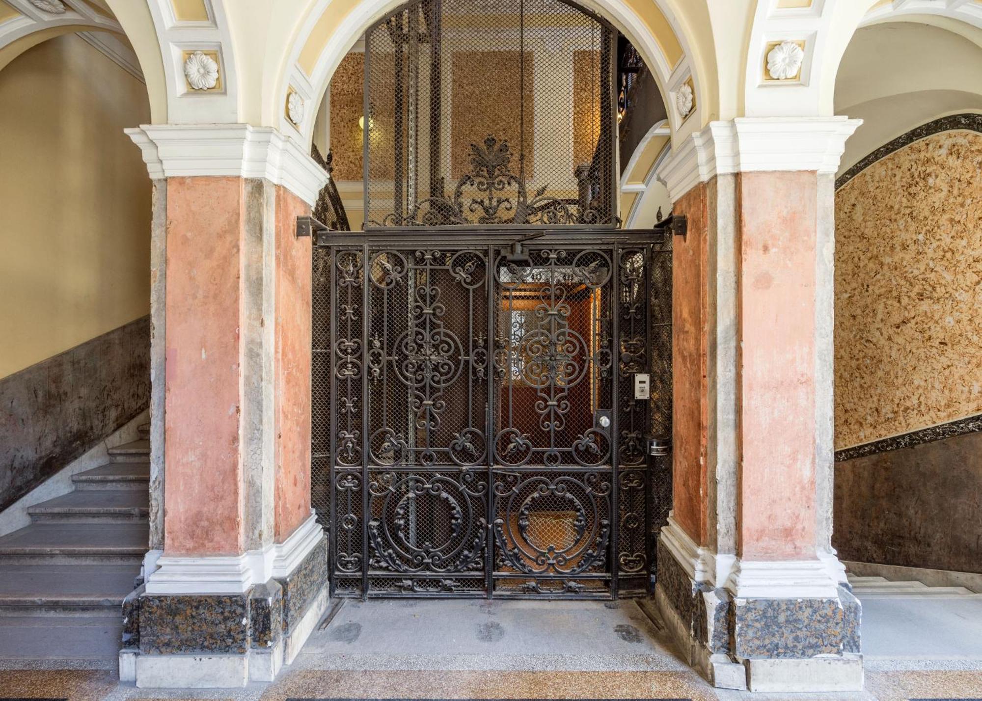 Discover Your Budapest Retreat-Walk To Parliament Exterior foto